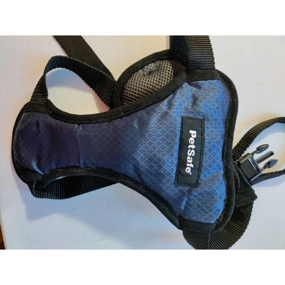 Pet Safe Dog Harness Medium blue and black carry handle